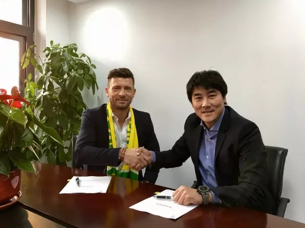 ESPN：巴萨高层对于哈维依然充满信心 对阵瓦伦西亚必须取胜ESPN的消息，巴萨高层目前充分信任球队的主教练哈维。